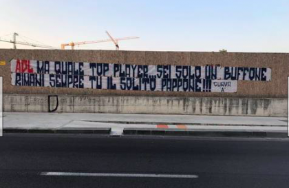 A Napoli rispettata la tradizione estiva: striscioni ultras contro De Laurentiis