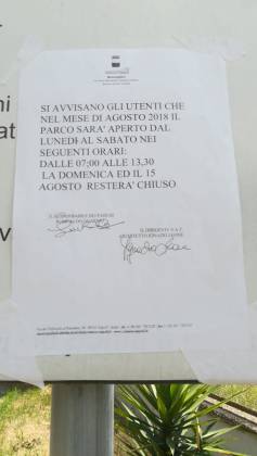 Ecolandia, Piscinola: un cartello avverte la cittadinanza che ad agosto il parco funzionerà solo di mattina