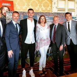 FOTO – Fabian sorridente alla Filmauro: scatto con la madre e gli agenti