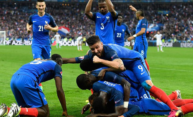 FOTO – Francia Campione del Mondo, scoppia la festa! Champs-Élysèes invasi dai tifosi