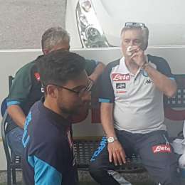 FOTO TN – Ancelotti, relax prepartita: il tecnico si concede un caffè e una sigaretta