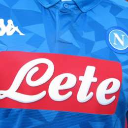 FOTOGALLERY TN – La maglia del Napoli nel dettaglio: azzurro in varie tonalità e pantera sul fianco sinistro