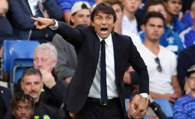 Il Chelsea convoca i giocatori per le visite mediche, Conte si infuria. Sarri…