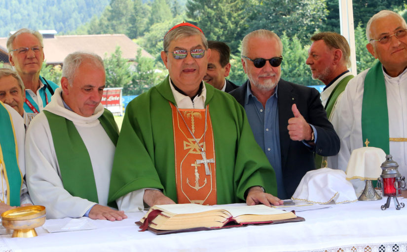 Il cardinale Sepe e De Laurentiis cantano: «Chi non salta è juventino»