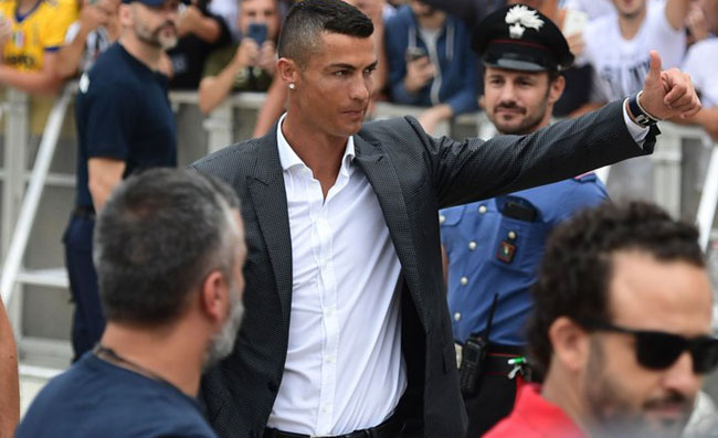 Il triste benvenuto per Ronaldo, mille tifosi della Juve e qualche timido coro. A Napoli…