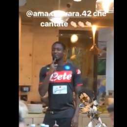 VIDEO – Diawara mantiene la promessa: show canoro a cena per festeggiare il compleanno