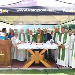 FOTO – La messa del Cardinale Sepe a Dimaro: “Trasformiamo il sogno in realtà con il maestro Ancelotti, i tifosi e una grande società”