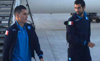 FOTO – “Si torna a Napoli”, azzurri in aereo: ma solo alcuni calciatori torneranno in città