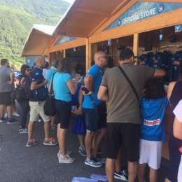 FOTO TN – A ruba la maglia del Napoli: preso d’assalto lo store ufficiale di Dimaro Folgarida