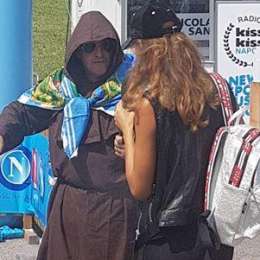FOTO TN – Sorpresa a Dimaro: tra i tifosi spunta un “frate finto” con incenso