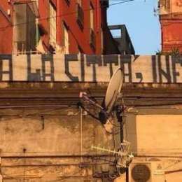 FOTOGALLERY – Curva A tappezza Napoli di insulti ad ADL: “Rispetta la città, infame senza dignità. Buffone, resti il solito pappone”