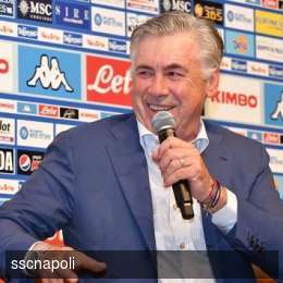 VIDEO – Ancelotti risponde ai tifosi: “Lavoro di Sarri si vede, a Napoli sto molto bene. Parole in napoletano? Il mio insegnante è Starace! Su Rog, Allan e Zielinski…”