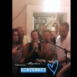 VIDEO – Lady Verdi sempre più partenopea: in famiglia canta ‘O surdato ‘nnammurato