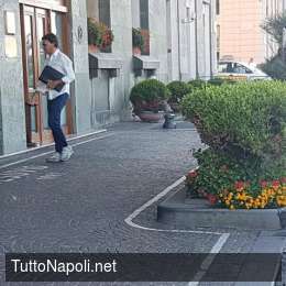 Caos al centro di Napoli: tifoso esulta al gol della Roma, dei ragazzini lo feriscono con un bicchiere