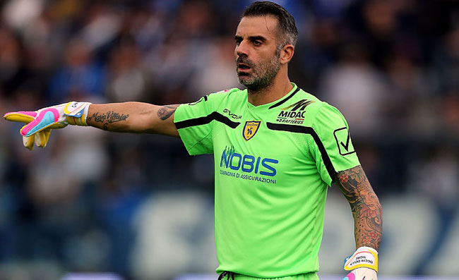 FOTO – Sorrentino in ospedale col collare dopo Chievo-Juve: sospetto trauma cranico e frattura
