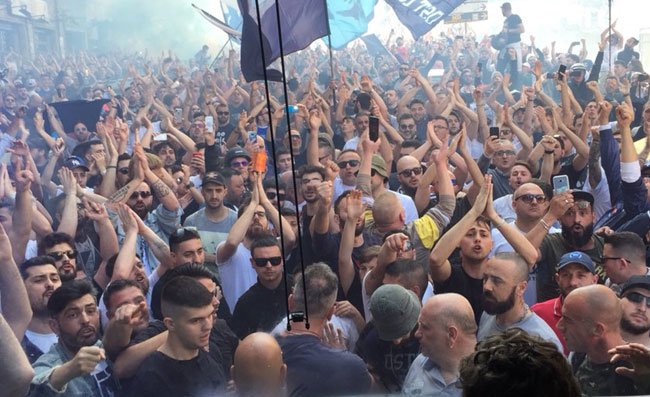 Il Napoli è partito per Roma, cori per gli azzurri: i tifosi fanno una richiesta ad Ancelotti