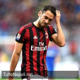 UFFICIALE – Il Milan esordirà contro il Napoli: Calhanoglu non ci sarà, è squalificato