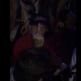 VIDEO – Nainggolan beccato in discoteca: un tifoso gli dice ‘vai a dormire’ e scatta il dito medio