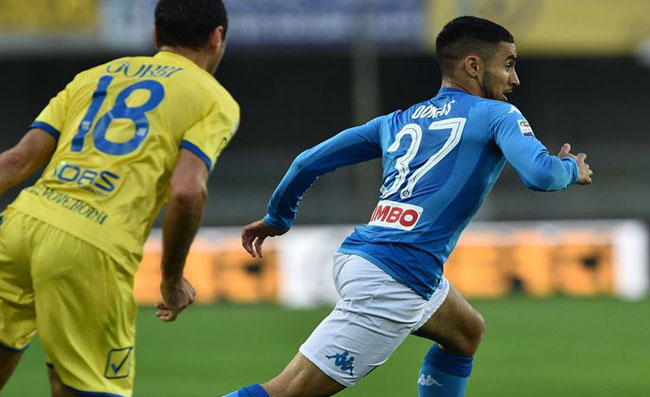 FOTO – Ounas non convocato, l’algerino resta a Napoli. Per lui divano e partite in tv!