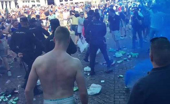 VIDEO – Incredibile ma vero: maxi rissa organizzata fra tifosi, con gli hooligans c’è pure l’arbitro!