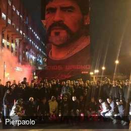 FOTO – Napoli-PSG, gemellaggio ultrà ai piedi del murales di Maradona: incontro tra le due tifoserie