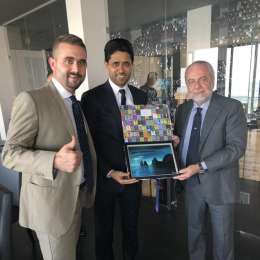 FOTO – ADL posa con Al Khelaifi: consegnata al patron del PSG un’opera dell’artista napoletano Regina