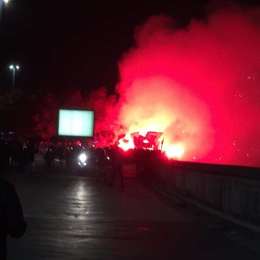 FOTO TN – Gli ultras si avvicinano al San Paolo: fumogeni e bandiere all’esterno dello stadio