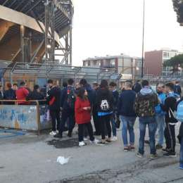 FOTO TN – I tifosi raccolgono l’invito della SSC Napoli: già presenti lunghe code all’esterno del San Paolo