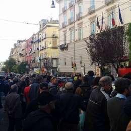 FOTOGALLERY TN – Palazzo Caracciolo blindato, un centinaio di curiosi all’esterno dell’albergo del Psg