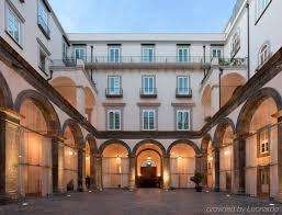 Palazzo Caracciolo blindato: forze dell’ordine, uomini della sicurezza e il sopralluogo del presidente del Psg