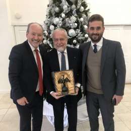 FOTO – ADL al pranzo Uefa di rito, in regalo una statuetta per il patron: “Amici comunque vada!”