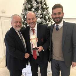 FOTO – Scambio di regali tra Napoli e Liverpool, ADL: “Noi ricambiamo con Pulcinellla”