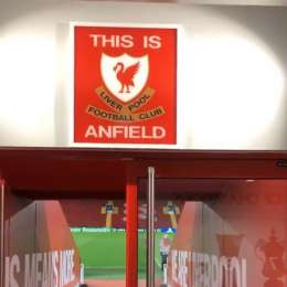 “Non l’avevo neanche notato, è così speciale?”, Mertens snobba il cartello “This is Anfield” ed il Daily Mail lancia la polemica: “L’ha preso in giro!”