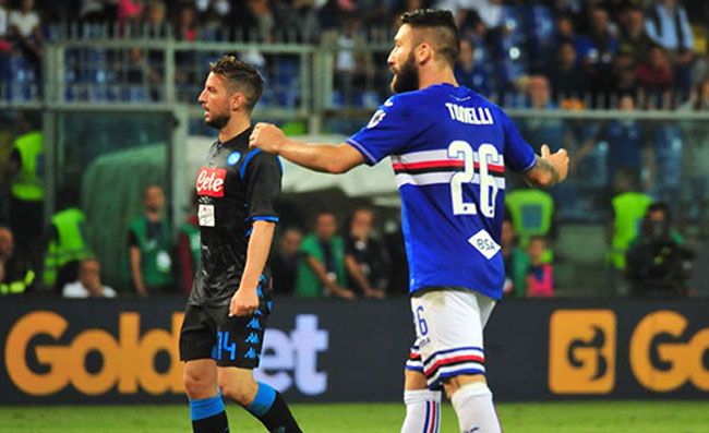 I giocatori del Napoli invitano Tonelli a festeggiare sotto la Curva B, la reazione del difensore