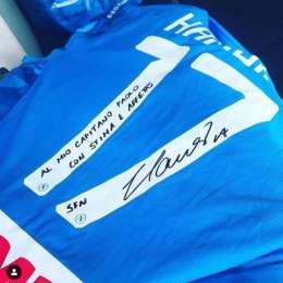 FOTO – Hamsik verso il Cina, lo slovacco regala a P. Cannavaro la sua ultima maglia: “Il tuo nome risuonerà in eterno nei vicoli della città!”