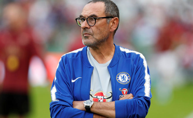 Il gesto sorprendente di Sarri dopo il ko fa discutere, in Inghilterra non si parla d’altro