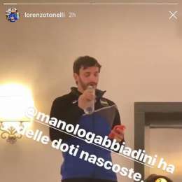 VIDEO – “Ha doti nascoste”, Tonelli prende in giro e filma Gabbiadini che canta: rito d’iniziazione come a Dimaro