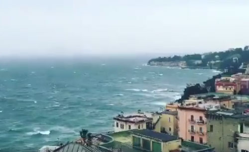 Nuova pesante allerta meteo per la città di Napoli, il Sindaco chiude tutte le scuole per domani