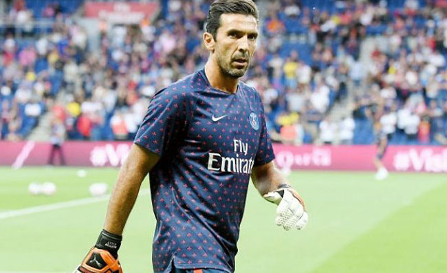 Bucchioni ironizza: “La notte più disperata l’ha passata Buffon! Dovrà riparare i bidoni dell’immondizia”