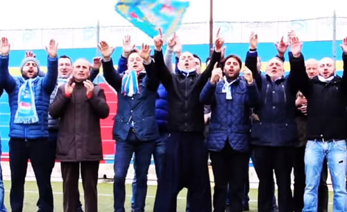 FOTO – Napoli-Salisburgo all’insegna della sportività, i tifosi si abbracciano a Mergellina!