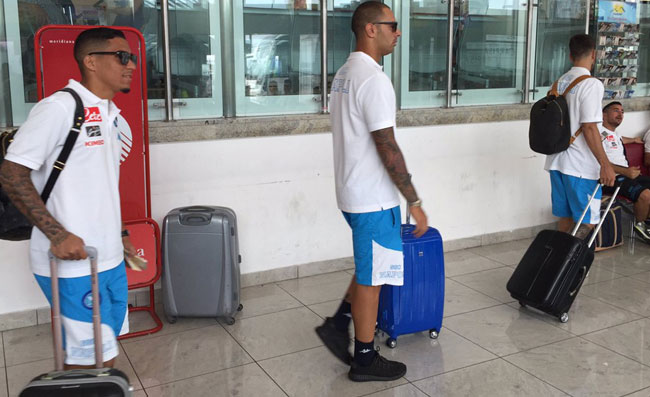 FOTO – Napoli in partenza per Sassuolo, entusiasmo sull’aereo: risate per tutti, che gruppo
