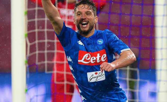 FOTO – Mertens pennella su punizione col Frosinone. Arriva la geniale citazione della SSC Napoli sui social