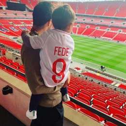 FOTO – Verdi sfrutta il tempo libero per raggiungere la famiglia a Londra: lo scatto da Wembley