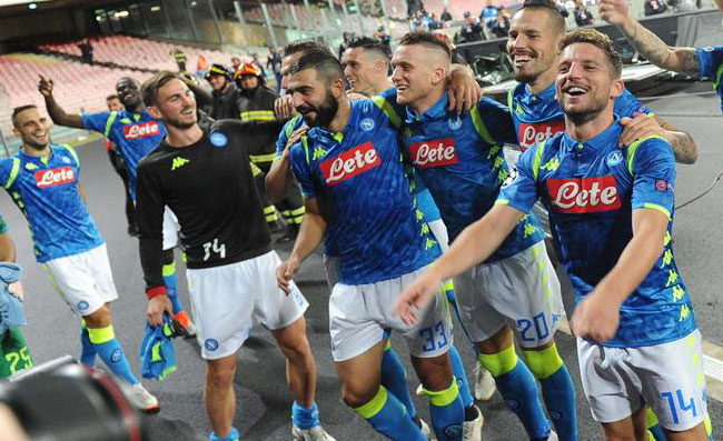 Mentre a Napoli si litiga con toni infantili, da Diego Maradona arriva il messaggio più bello