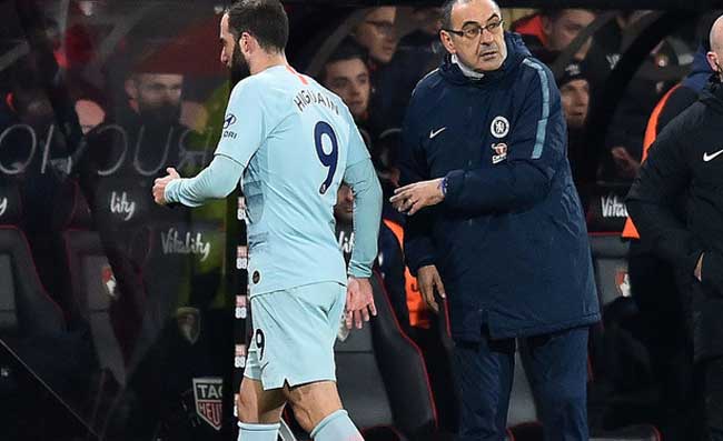 Sarri svela il futuro di Higuain con una frase sibillina: “Non posso rispondere, ma in teoria…”