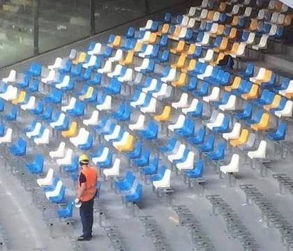 San Paolo: ultimati distinti inferiori e curva A. Sui distinti superiori la scritta Napoli