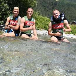 FOTO – Azzurri a lavoro nelle gelide acque del Trentino, Zielinski in posa con Gaetano e Rog