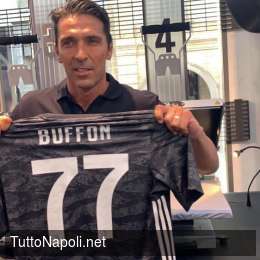 FOTO – Buffon, niente numero 1 e fascia di capitano: le prime immagini con la nuova maglia