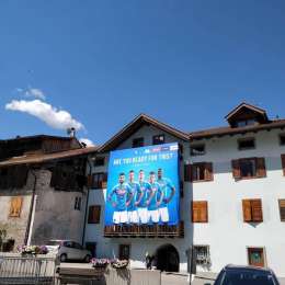 FOTO – Tutto pronto per il ritiro: a Dimaro il tabellone con le nuove maglie