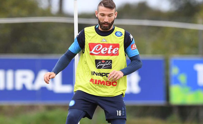 IL MATTINO – Napoli, quattro giocatori da cedere. Fissata la data per Tonelli. Due club su Hysaj